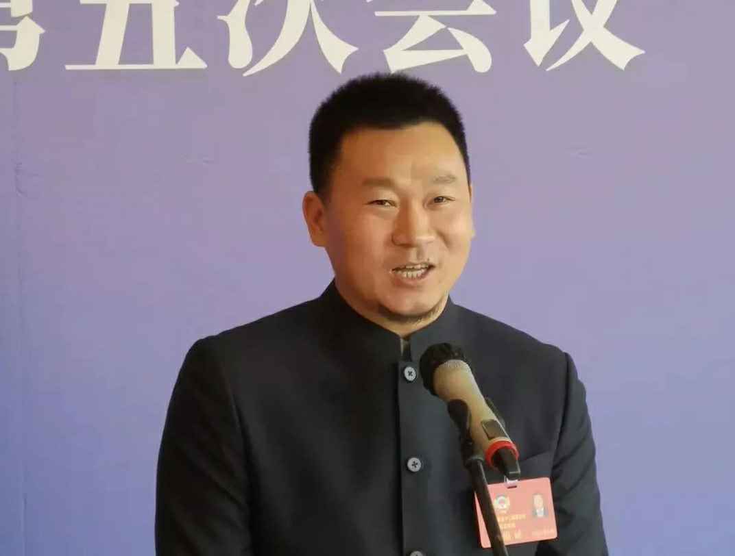 为进一步展示市政协团结、民主、开放、自信的形象，向市民和网友展示政协委员的履职风采，中山市政协十二届五次会议在2月4日上午开幕前开设“委员通道”，市政协委员、长沙俊楠大屏幕广告展示有限公司公司总经理陈朝阳走进“委员通道”，回应社会关切的问题。他就如何做好城市应急管理规划的问题进行发言，并回答记者提问。.jpg